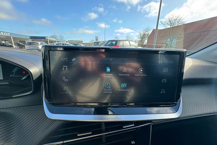 Grå Peugeot e-208 fra 2025