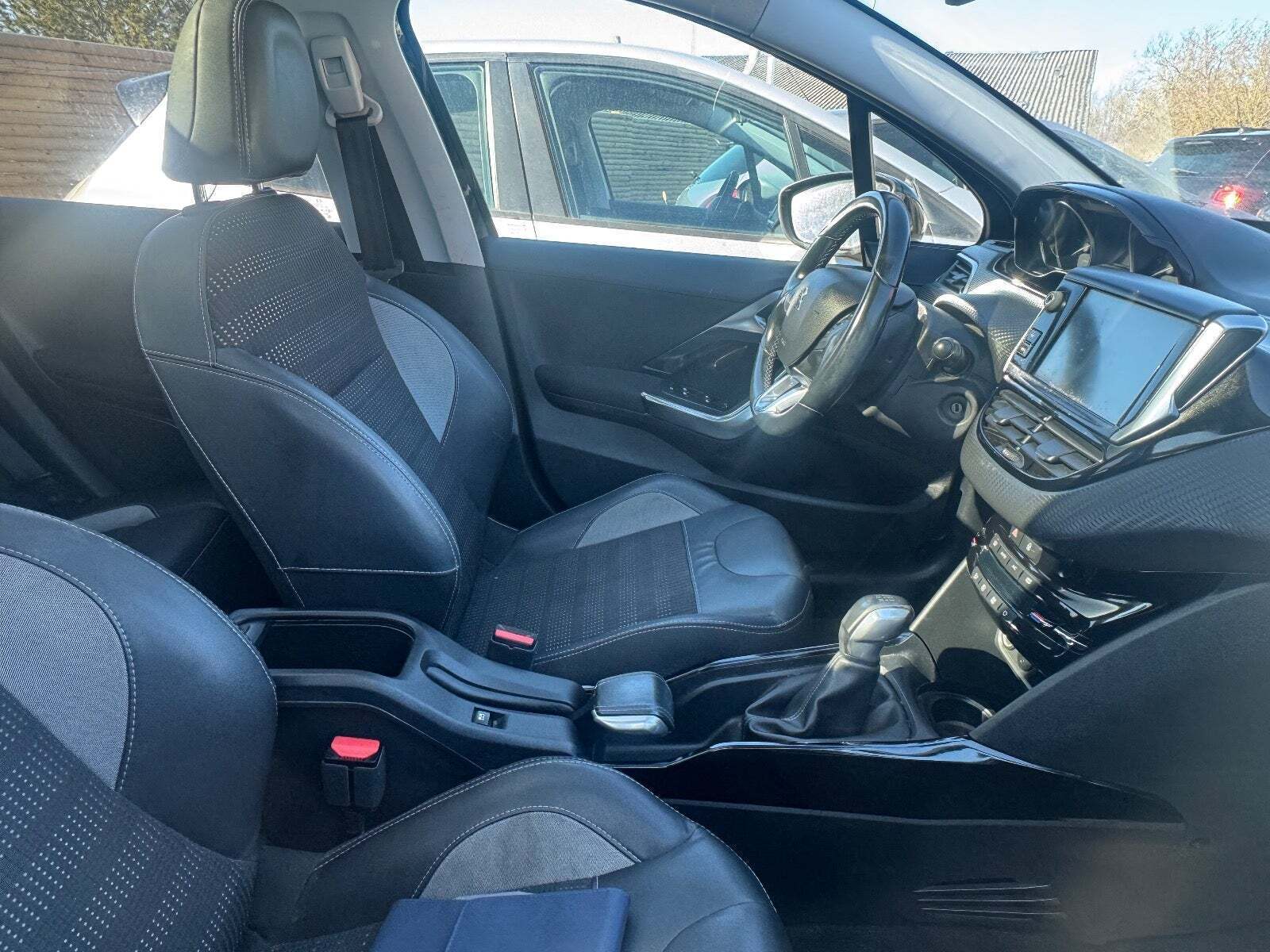 Peugeot 2008 1,2 e-THP 110 Allure Sky