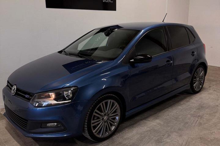 Blå VW Polo fra 2013 set udefra