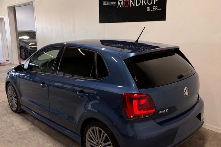 Blå VW Polo fra 2013