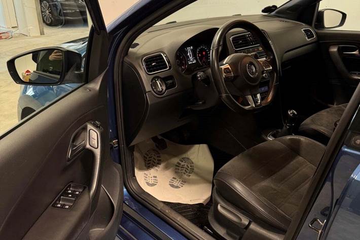 Blå VW Polo fra 2013