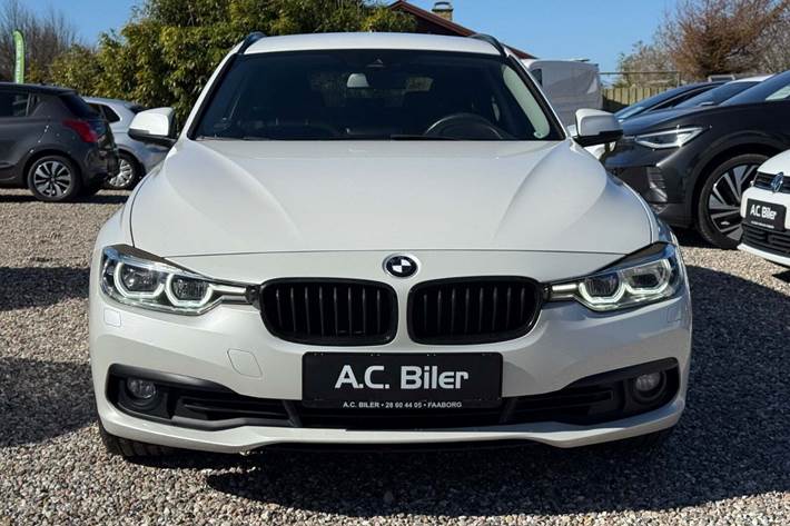 Hvid BMW 330i fra 2017