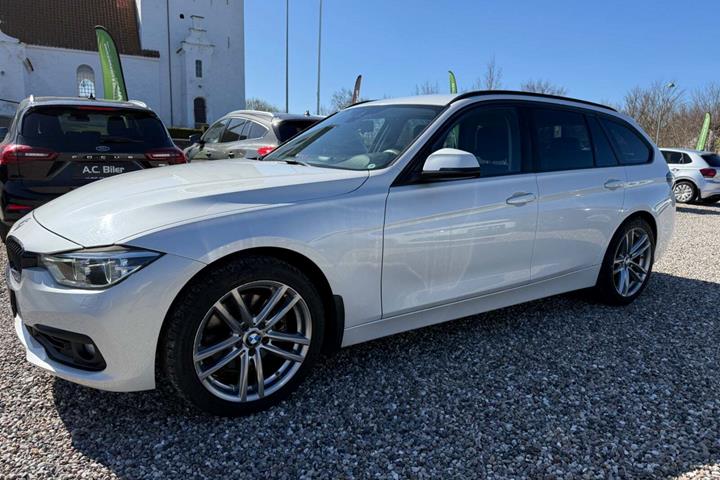 Hvid BMW 330i fra 2017