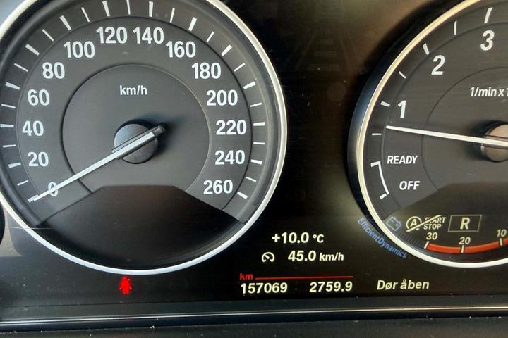 Hvid BMW 330i fra 2017