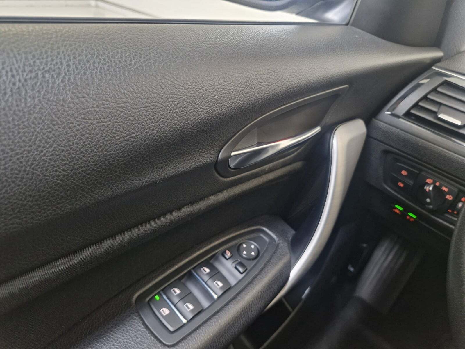 Sølv BMW 118i fra 2018