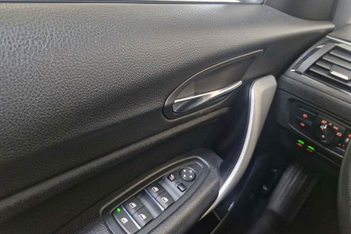 Sølv BMW 118i fra 2018