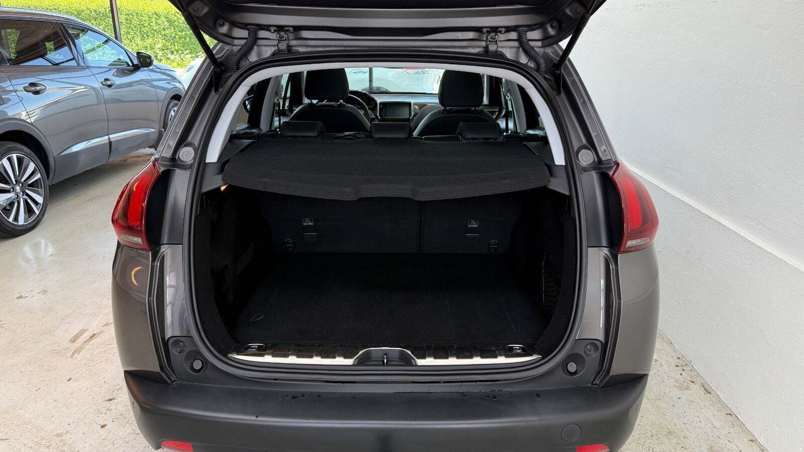 Grå Peugeot 2008 fra 2017