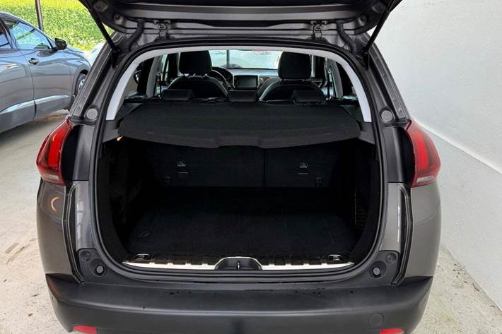 Grå Peugeot 2008 fra 2017