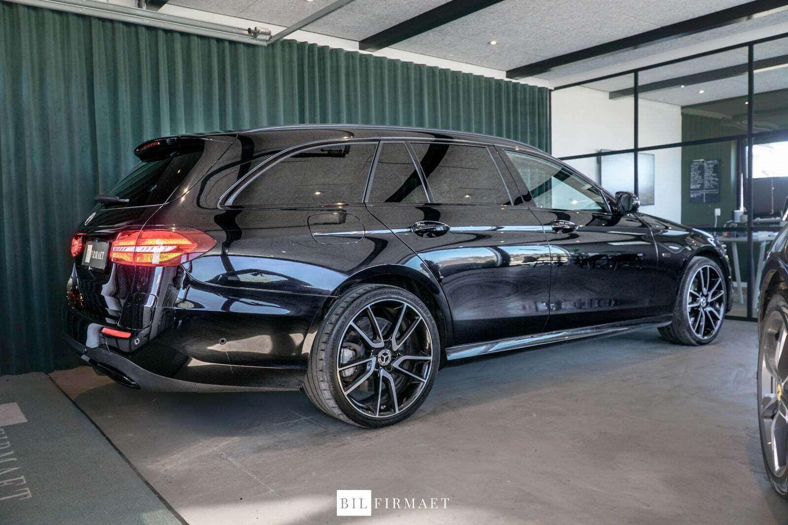 Sort Mercedes E300 de fra 2019
