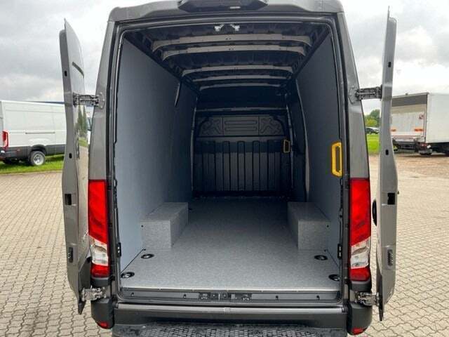 Sort Iveco Daily fra 2026