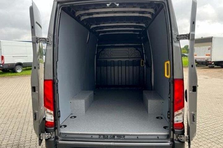 Sort Iveco Daily fra 2026