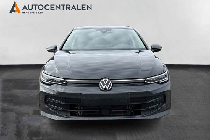 Grå VW Golf VIII fra 2025