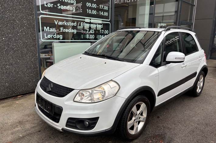 Hvid Suzuki SX4 fra 2012 set udefra