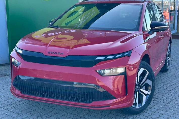 Rød Skoda Enyaq fra 2026 set udefra