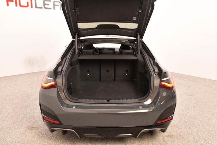 Grå BMW i4 fra 2023