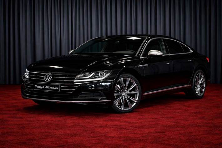 Sort VW Arteon fra 2018 set udefra