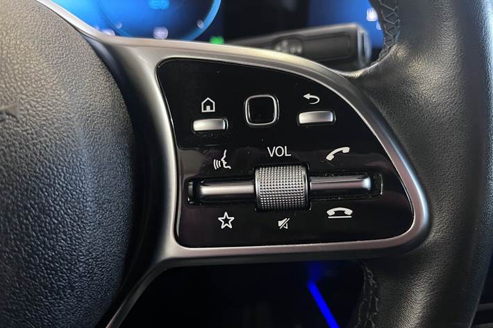 Blå Mercedes EQA 250 fra 2021