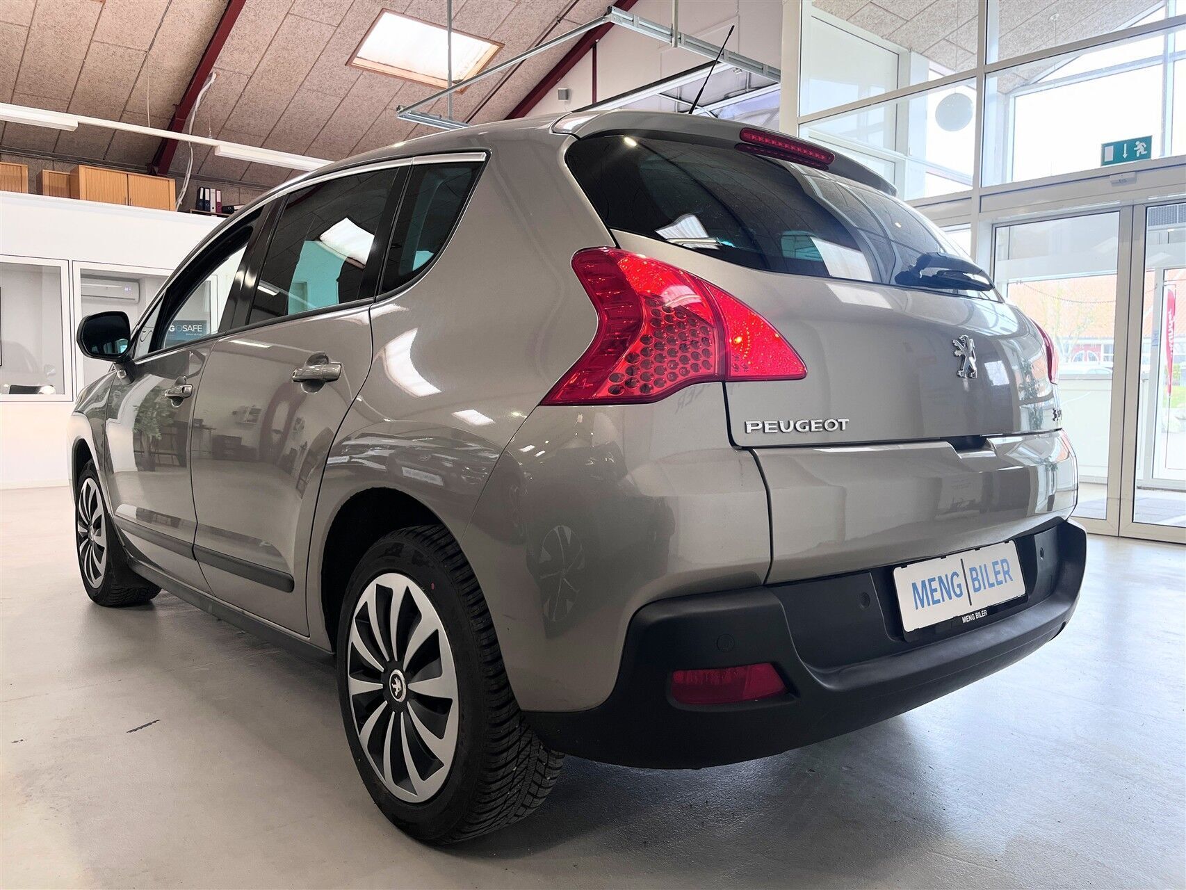 Grå Peugeot 3008 fra 2010