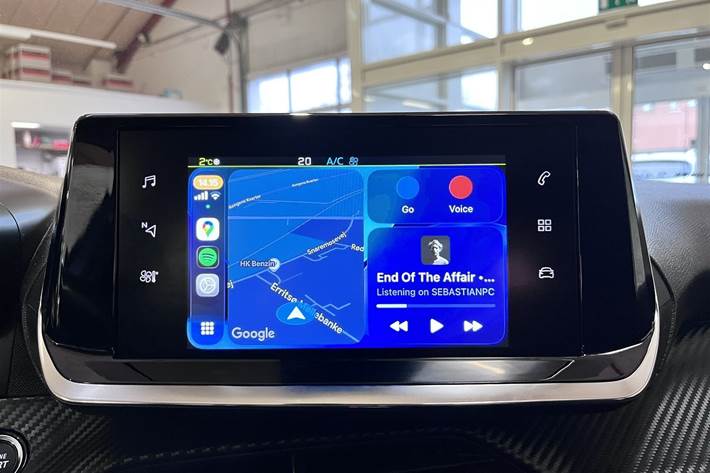 Grå Peugeot e-2008 fra 2022