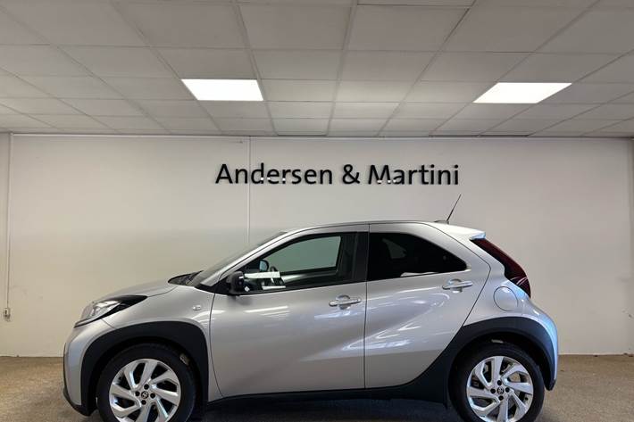 Sølv Toyota Aygo X fra 2022
