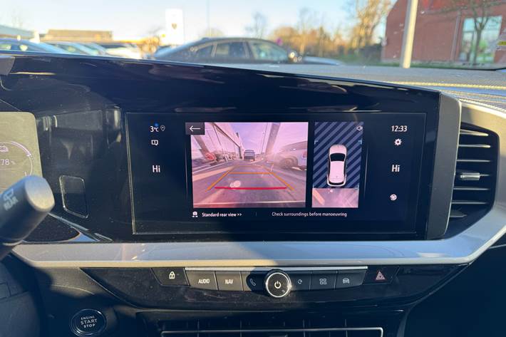 Grå Opel Mokka-e fra 2024