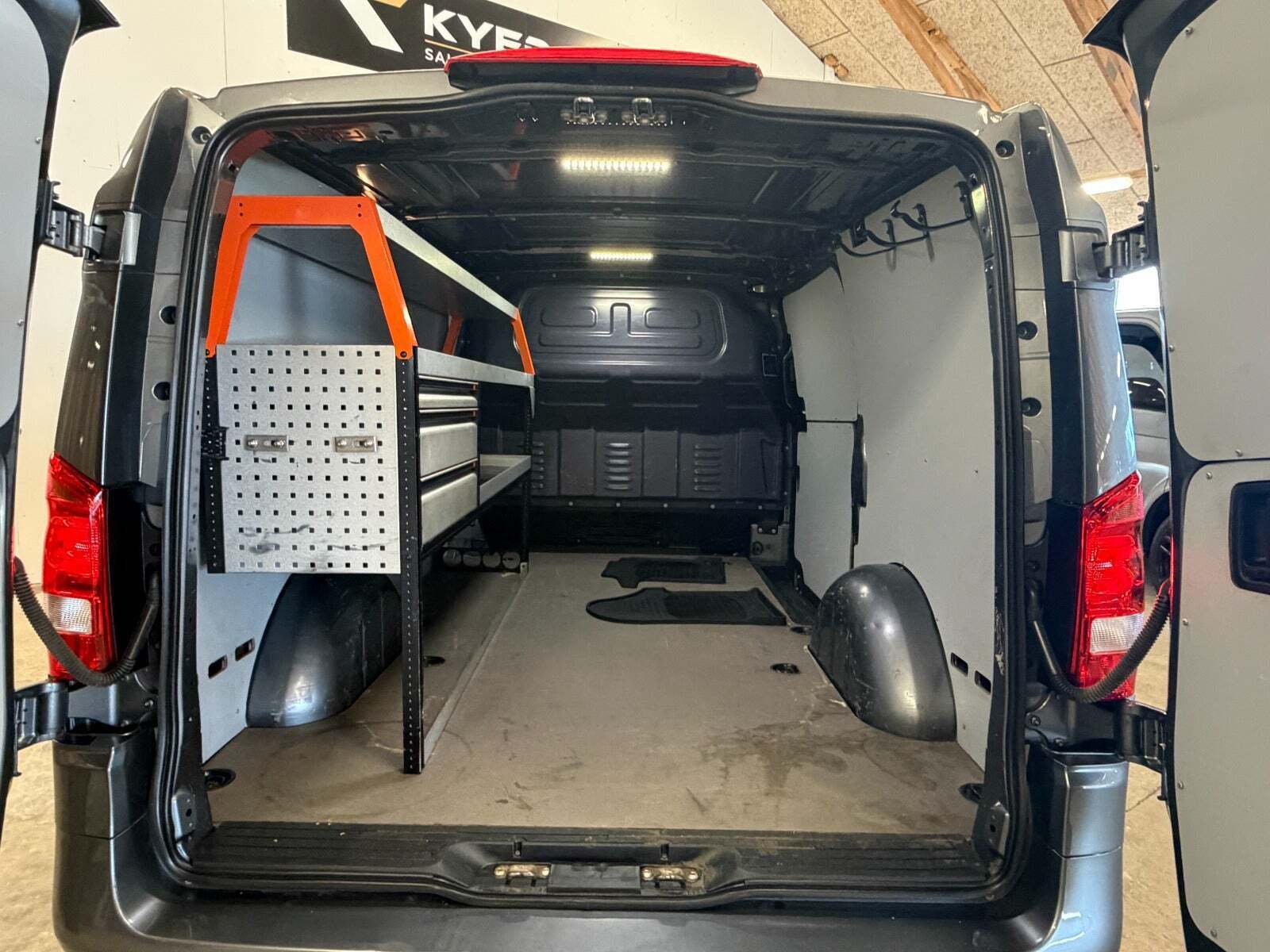 Grå Mercedes Vito 114 fra 2019