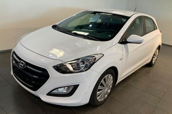 Hvid Hyundai i30 fra 2016 set udefra
