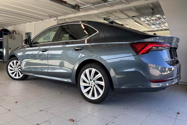 Grå Skoda Octavia fra 2021
