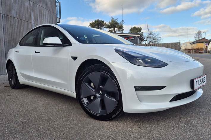 Grå Tesla Model 3 fra 2021