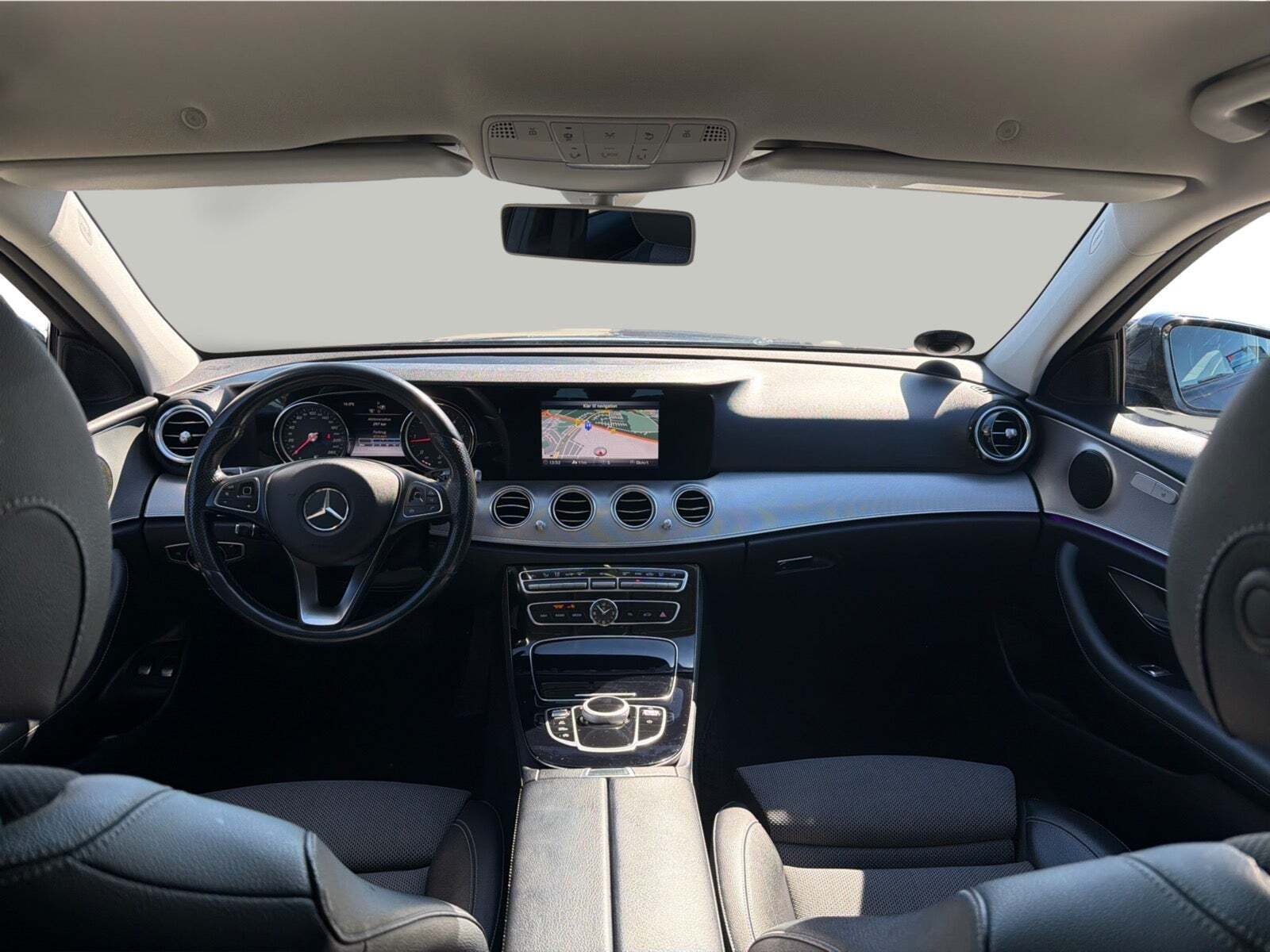 Sort Mercedes E220 d fra 2017
