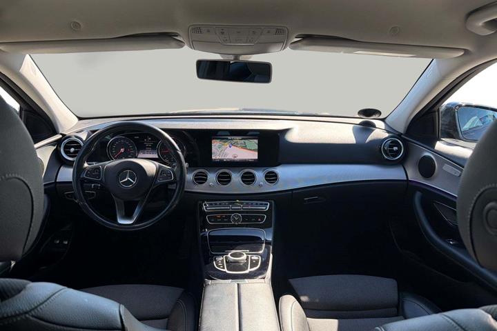 Sort Mercedes E220 d fra 2017