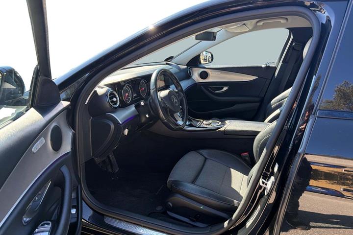 Sort Mercedes E220 d fra 2017