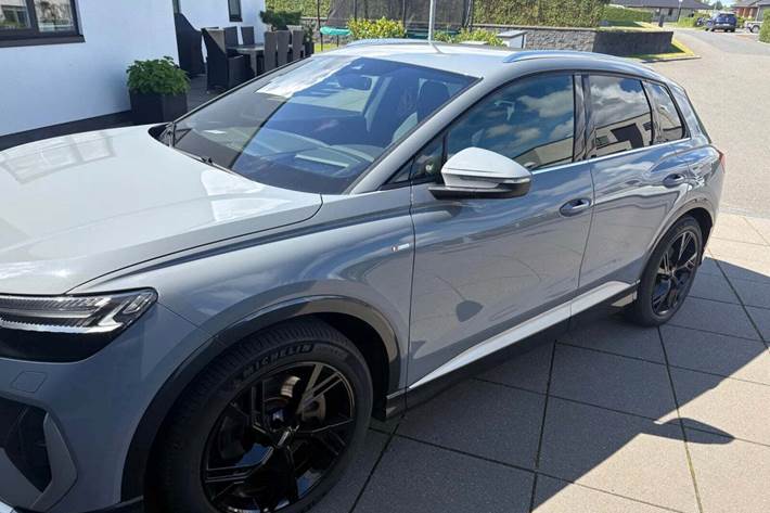 Grå Audi Q4 e-tron fra 2022