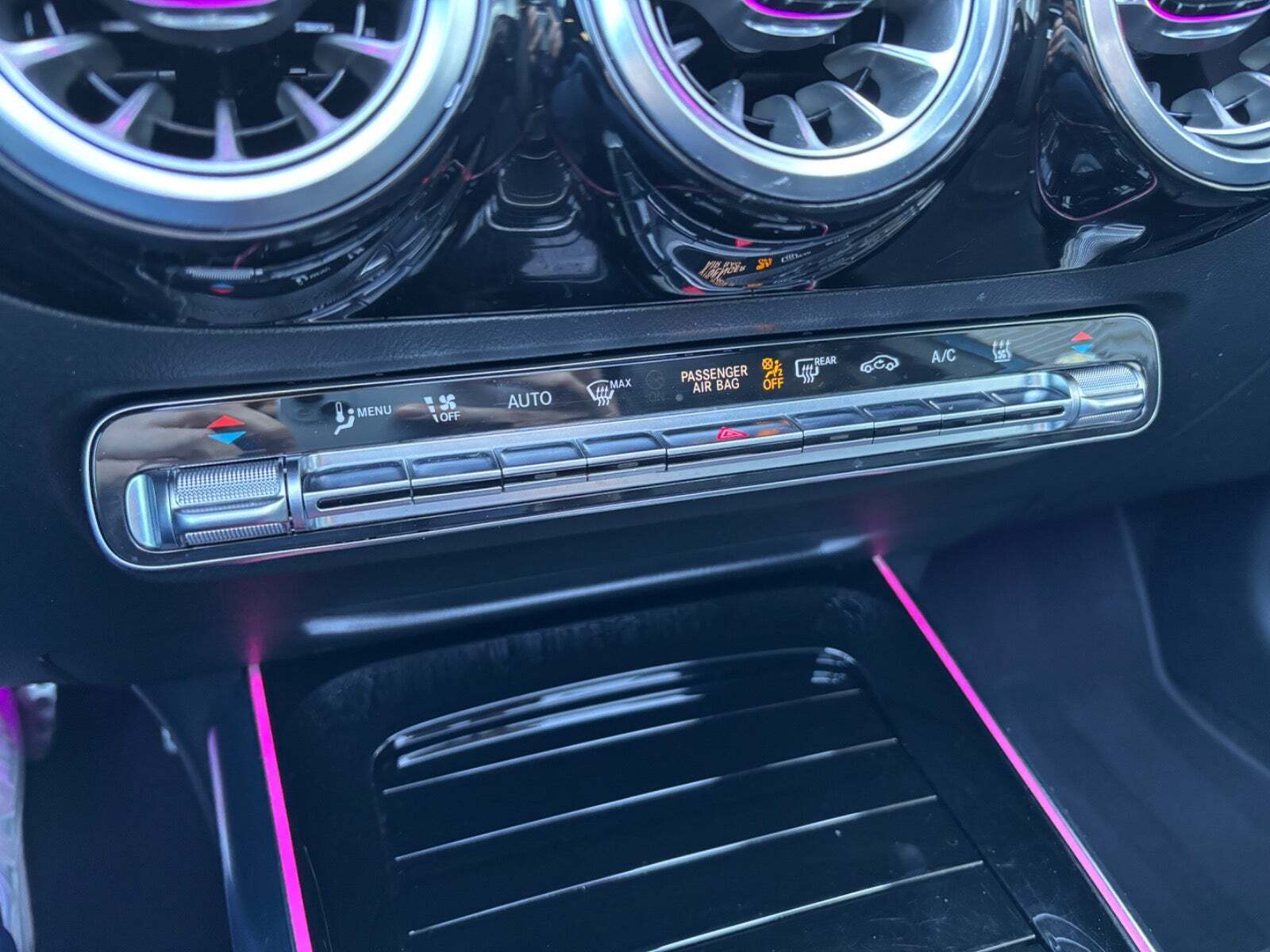 Blå Mercedes EQA350 fra 2023