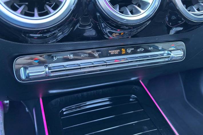 Blå Mercedes EQA350 fra 2023