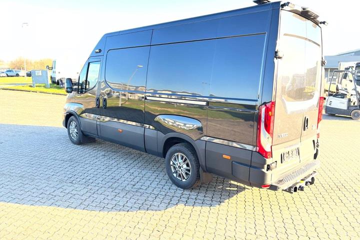 Sort Iveco Daily fra 2025