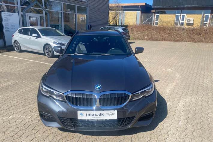 Grå BMW 330e fra 2022