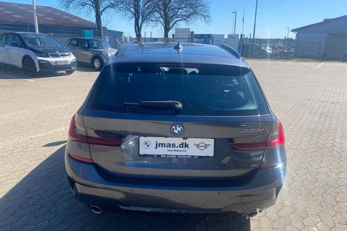 Grå BMW 330e fra 2022