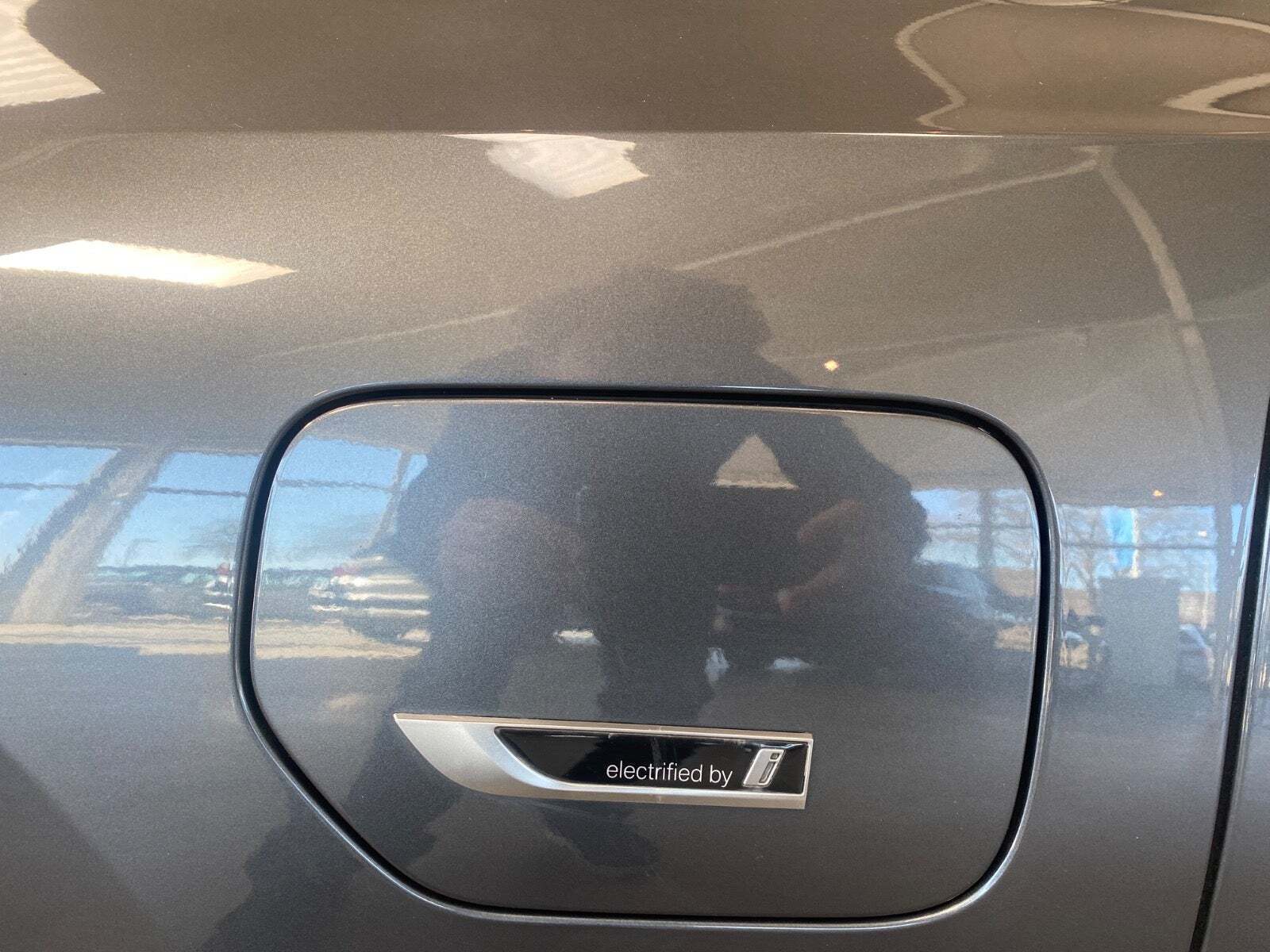 Grå BMW 330e fra 2022