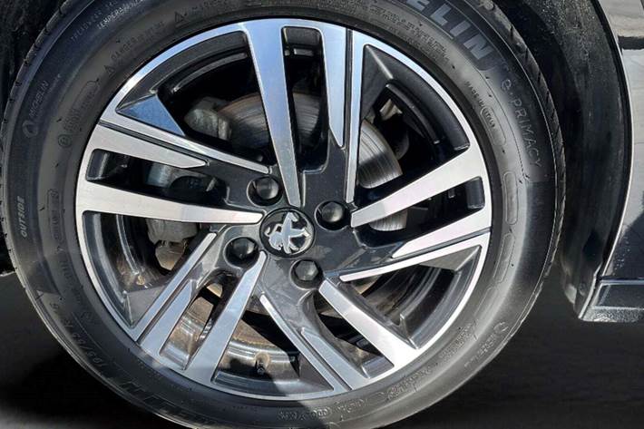 Sort Peugeot 208 fra 2023