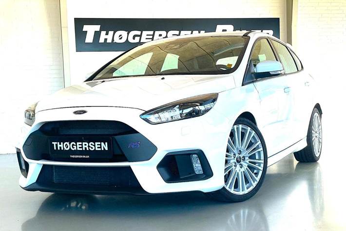Hvid Ford Focus fra 2017 set udefra