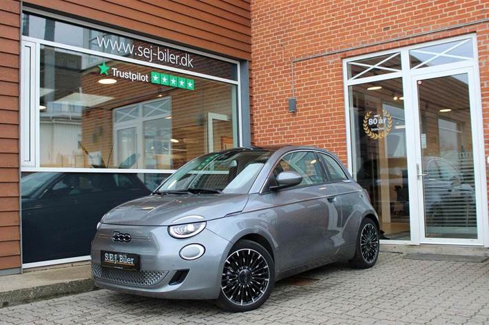 Grå Fiat 500e fra 2022