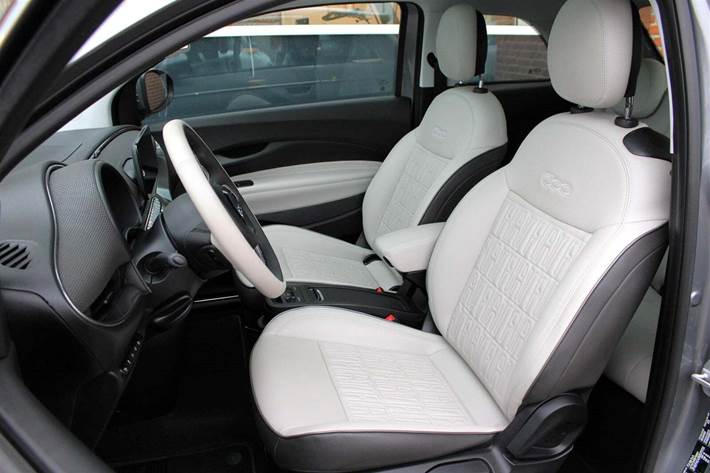 Grå Fiat 500e fra 2022