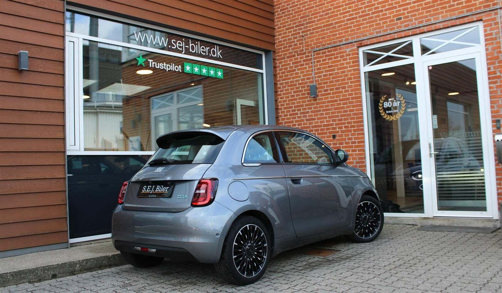 Grå Fiat 500e fra 2022