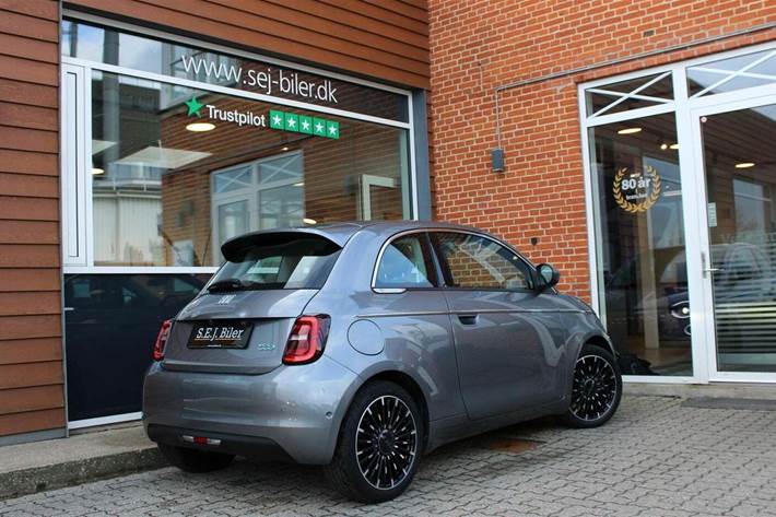 Grå Fiat 500e fra 2022