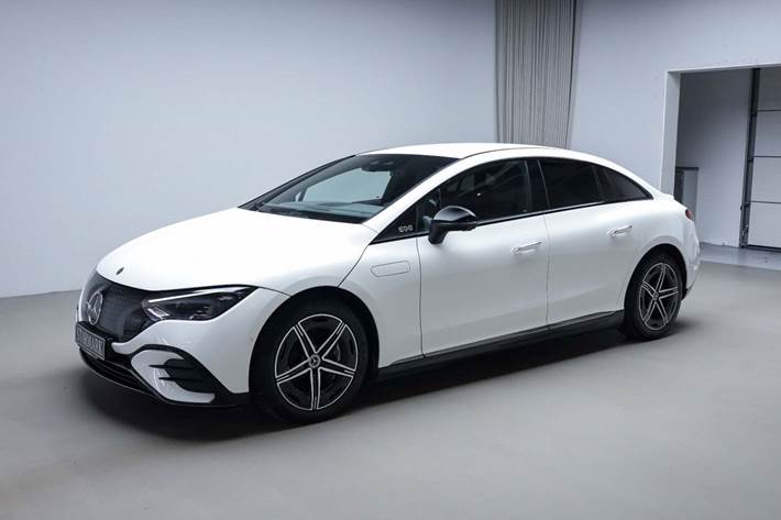 Hvid Mercedes EQE350 fra 2024