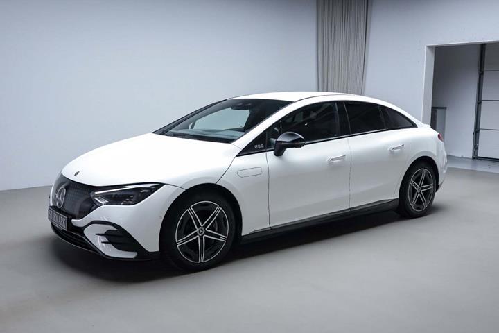Hvid Mercedes EQE350 fra 2024 set udefra
