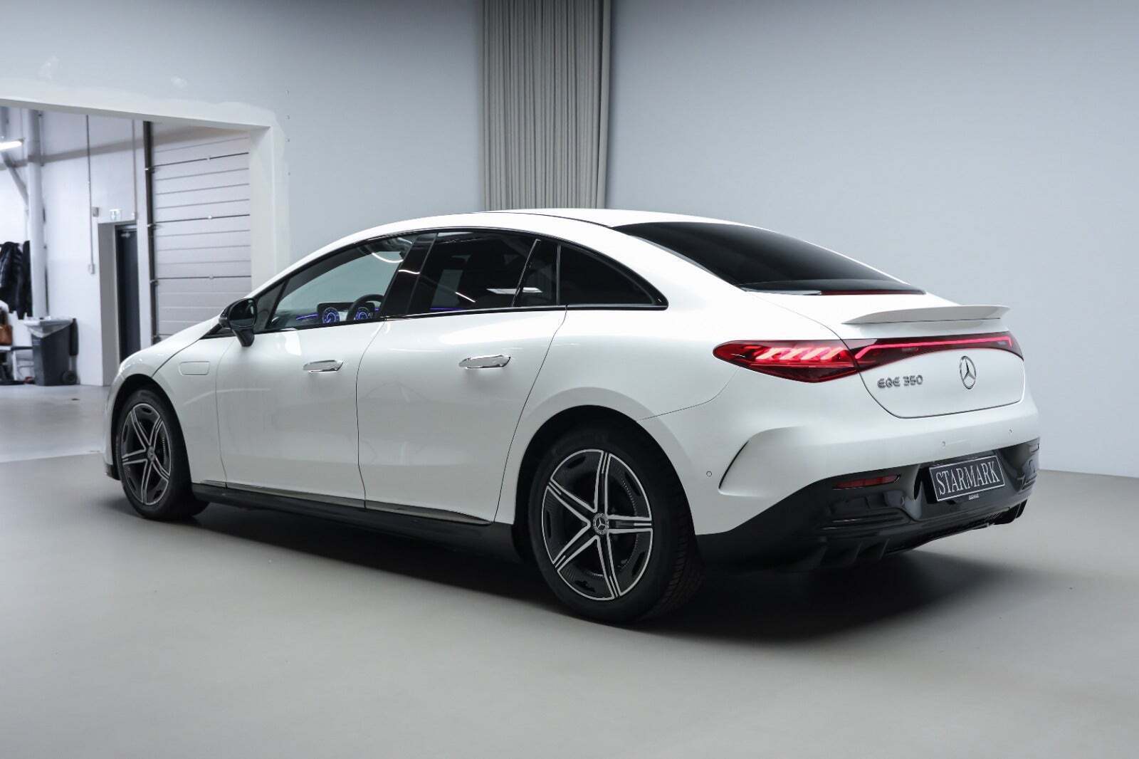 Hvid Mercedes EQE350 fra 2024