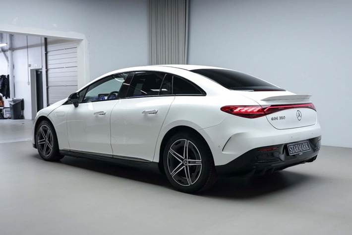 Hvid Mercedes EQE350 fra 2024