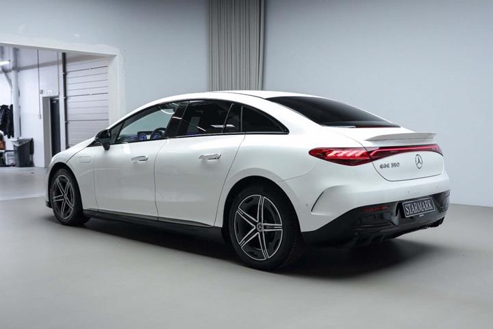 Hvid Mercedes EQE350 fra 2024